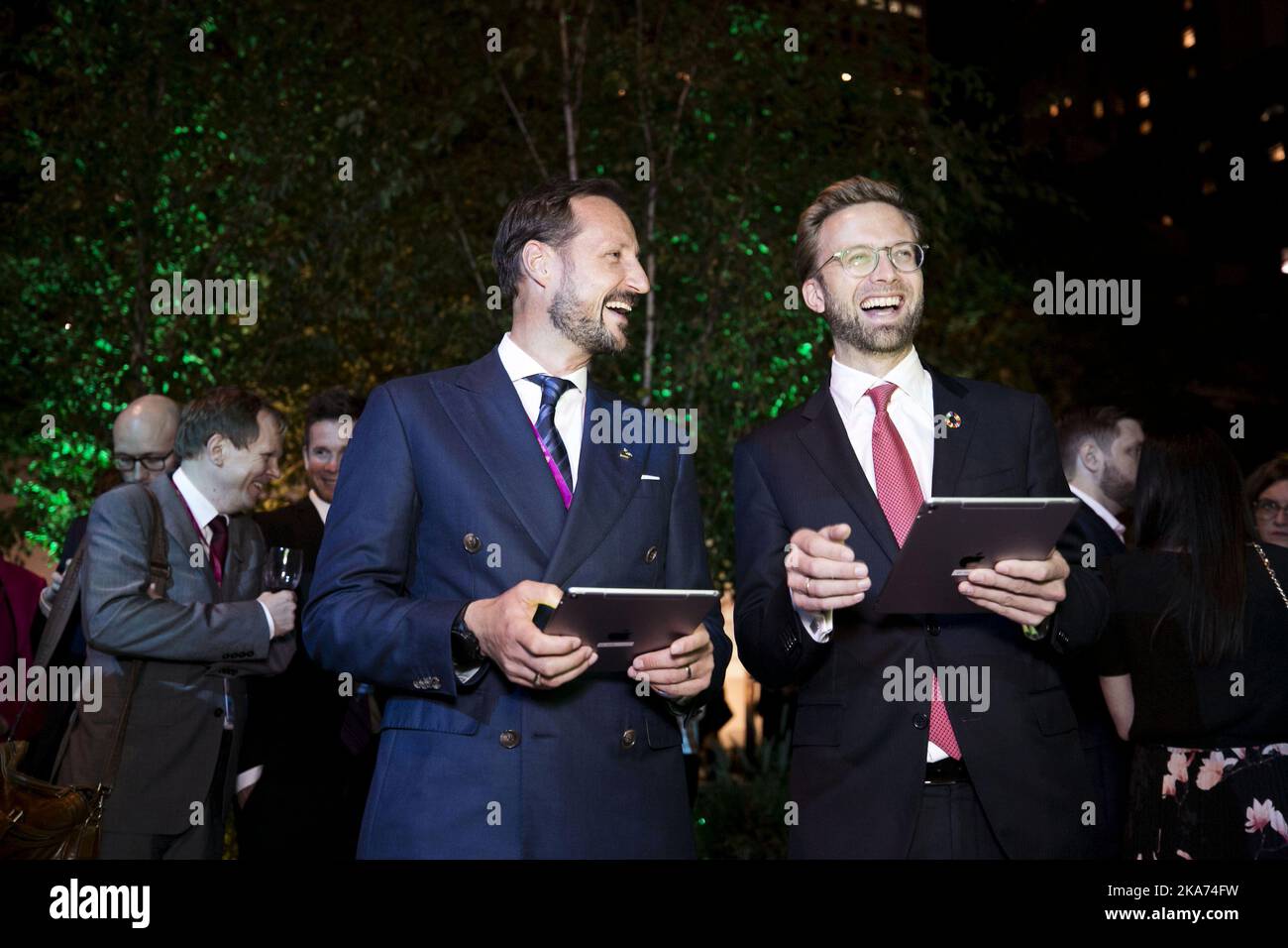 New York, USA 20180924. Crown Prince Haakon and Development Minister Nikolai Astrup play a Kahoot! on the big screen in the garden of the Museum of Modern Art. Photo: Pontus Hook / NTB scanpi Stock Photo