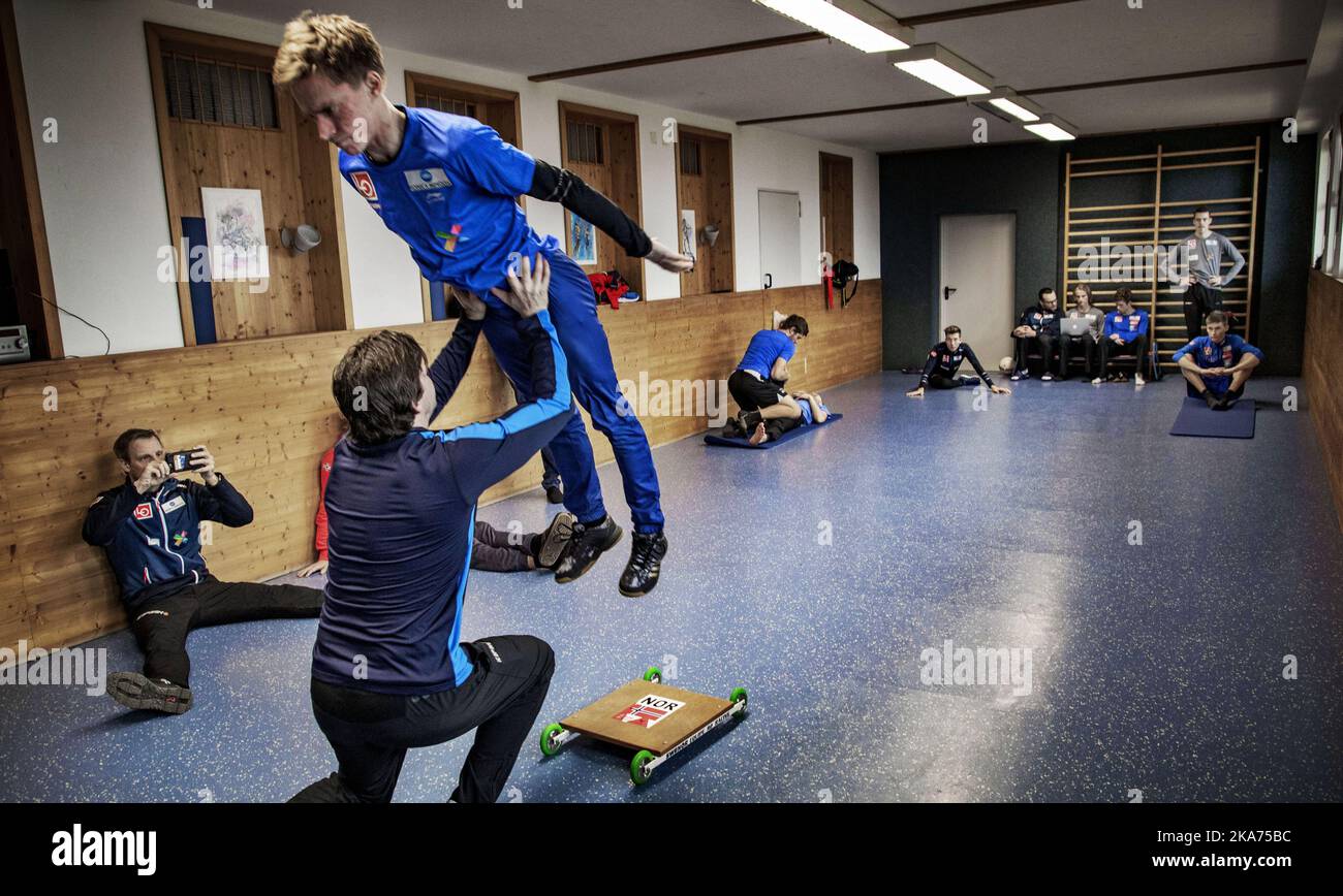 Andres Fannemel jumps into the arms of coach Magnus Brevig while Alexander Stöckl films. This is how they adjust the movement of the movement before the seriousness begins. Stock Photo