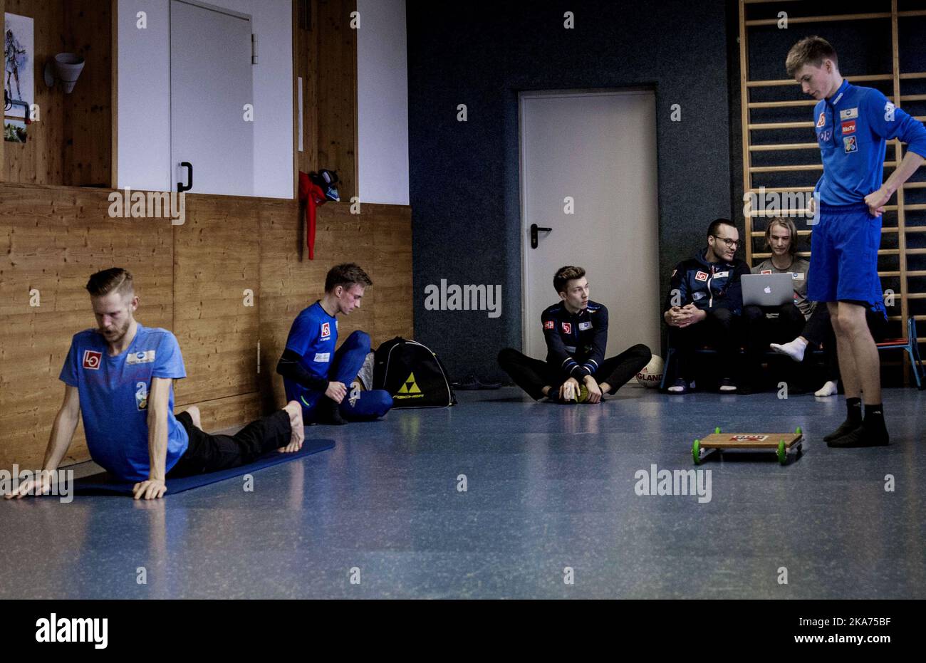The days often start with an indoor workout. To the left is Robert Johansson, Anders Fannemel, Johann André Forfang, while Adrian Livelten and Daniel Andre Tande study something on the PC. Robin Pedersen standing right to the right. Stock Photo