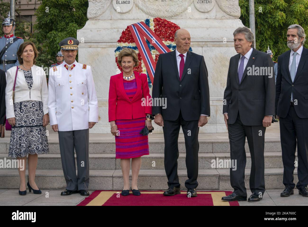 Santiago, Chile 20190327. From left: Ambassador Beate Stiroe, Commander-in-Chief Esteban Guarda Barros, Queen Sonja, King Harald, Defense Secretary Alberto Espina and Protocol Manager Patricio Guesalaga at the Norwegian wreath in front of the Bernardo O'Higgins Monum in Santiago. The royal couple will be on a six-day state visit to Chile. Photo: Heiko Junge / NTB scanpi Stock Photo