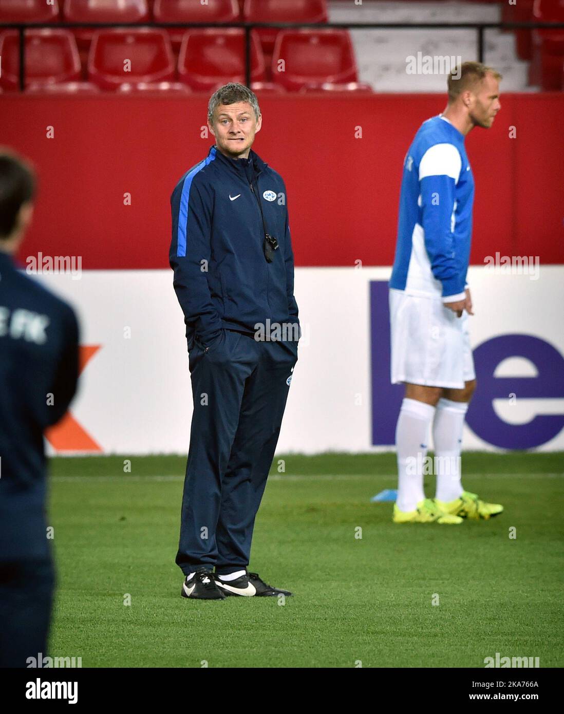 Europa League soccer 16 split final. Molde meets Seville in the first match away. The return camp goes in Molde next week. Here during the evening's training with trainer Ole Gunnar Solskjaer. In the background right Eidur Gudjohnsen. Stock Photo