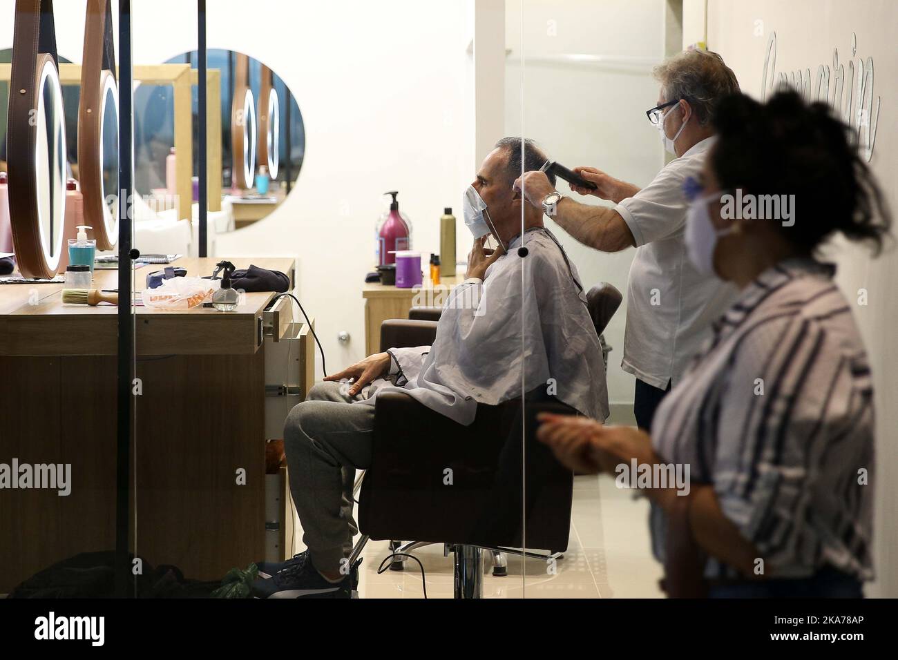 (200707) -- SAO PAULO, July 7, 2020 (Xinhua) -- A customer gets a haircut at a hairdressing shop in Sao Paulo, Brazil, July 6, 2020. Brazil's COVID-19 death toll surpassed 65,000 on Monday after 620 more patients died in the previous 24 hours, bringing the total to 65,487, the Ministry of Health said. The total number of people who have tested positive for the novel coronavirus since the start of the outbreak rose to 1,623,284, following a daily surge of 20,229 cases. (Str/Xinhua) Stock Photo