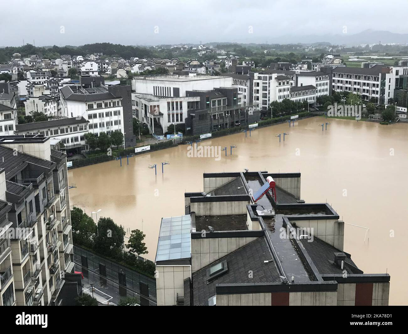 (200707) -- SHEXIAN, July 7, 2020 (Xinhua) -- Photo taken on July 7, 2020 shows a view of Shexian County battered by flood in east China's Anhui Province. Torrential rain caused severe flooding in the county. (Photo by Pan Cheng/Xinhua) Stock Photo