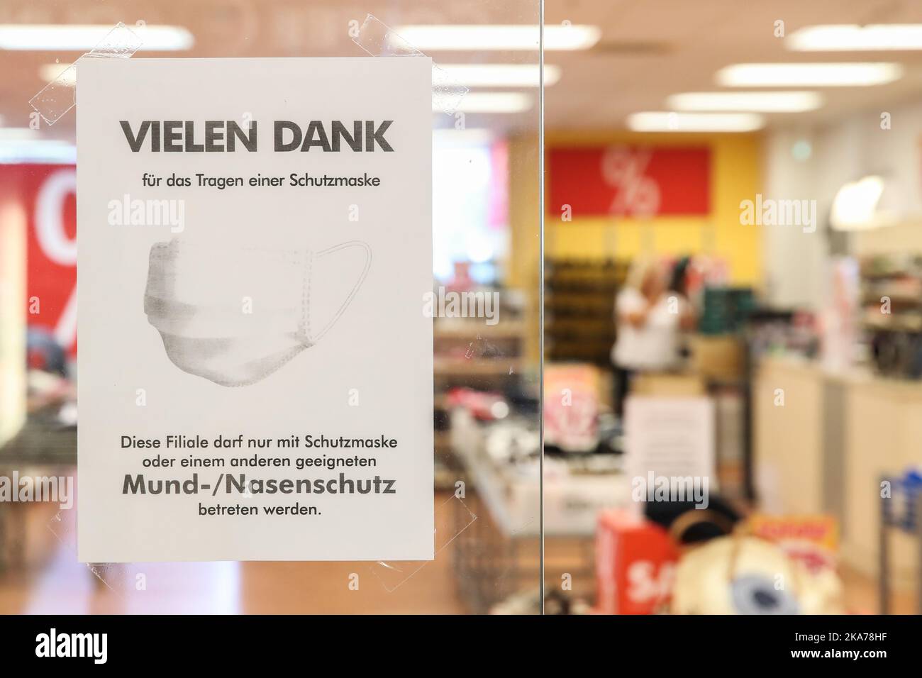 (200707) BERLIN, July 7, 2020 (Xinhua) A sign reminding customers