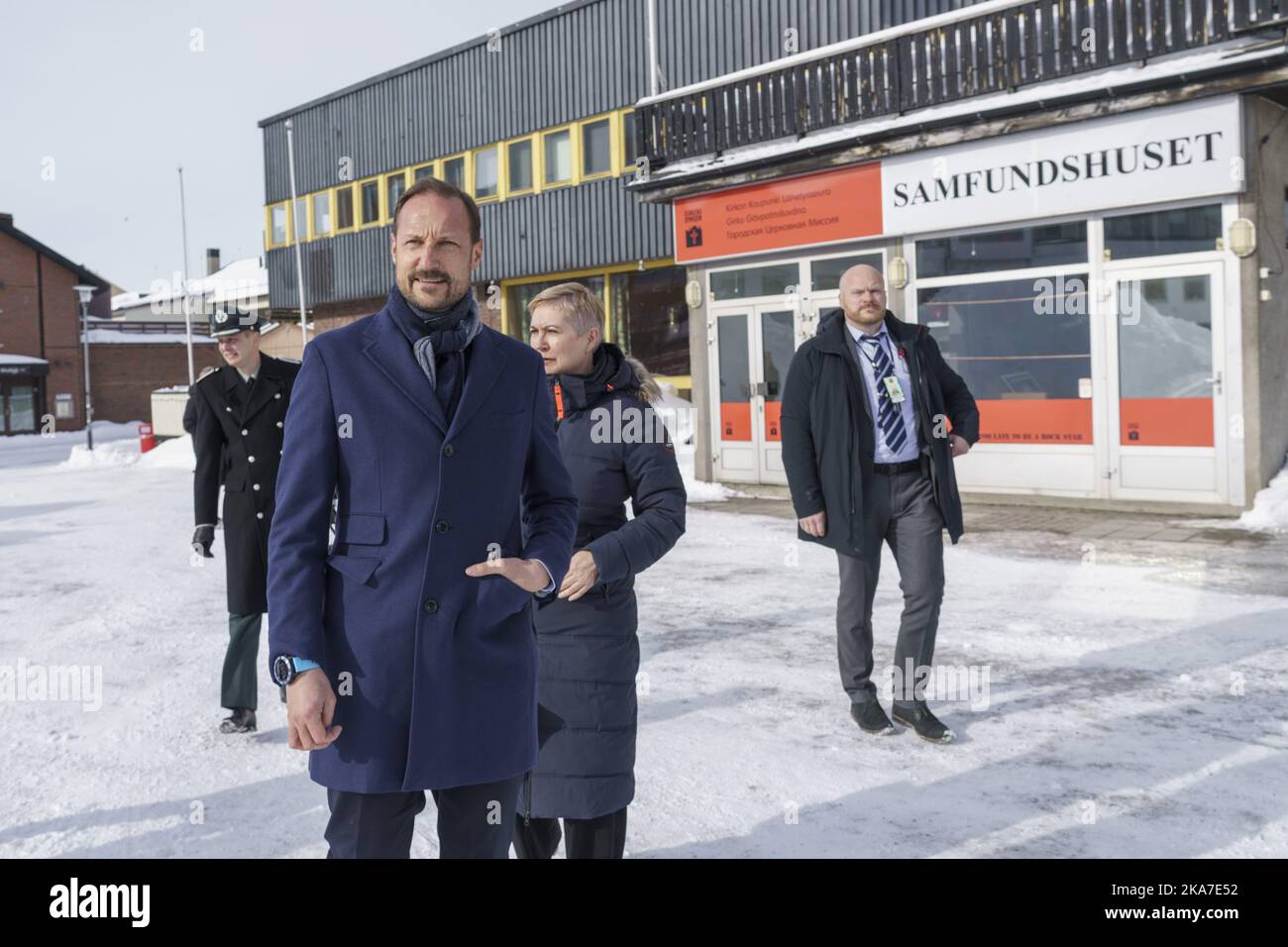 Kirkenes 20220401. Lena Norum Bergeng (Labor Party) and Crown Prince Haakon on the square in Kirkenes. Photo: Heiko Junge / NTB  Stock Photo
