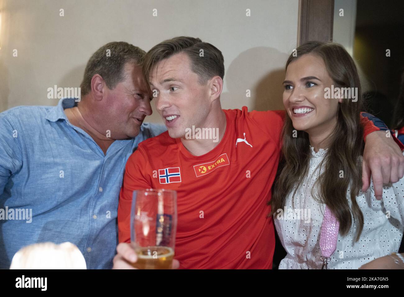 munich-germany-20220820-gold-winner-karsten-warholm-celebrates-with-his-girlfriend-oda-djupvik-family-and-friends-at-a-restaurant-after-winning-the-gold-in-the-400-m-hurdles-during-the-european-athletics-championships-in-munich-2022-at-the-olympic-stadium-in-germany-photo-javad-parsa-ntb-2KA7GN5.jpg