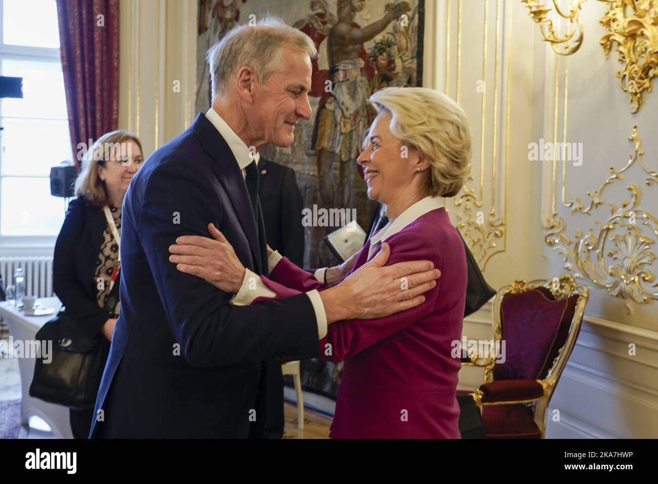 Prague, Czech Republic 20221006. Norway's Prime Minister Jonas Gahr Stoere meets Ursula von der Leyen, President of the European Commission during the first summit between political leaders in EU countries and countries outside the EU, including Norway. The topics for the meeting are the energy crisis, the war in Ukraine and Europe's economic situation. Photo: Heiko Junge / NTB  Stock Photo