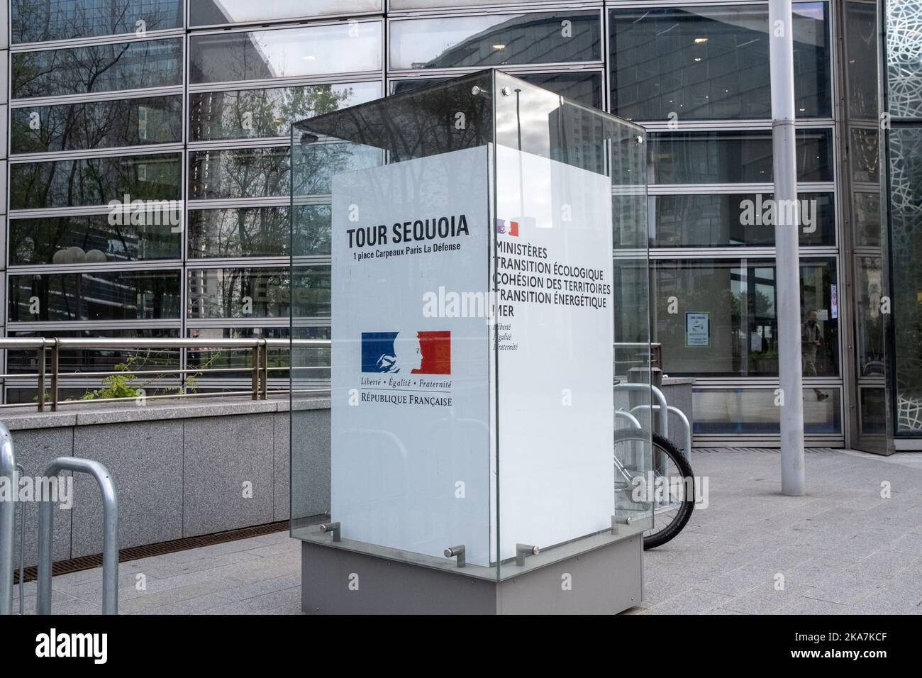 France, Paris, La Defense on 2022-09-15. Illustration of daily life in the La Defense district and the towers and buildings of companies. Photograph b Stock Photo