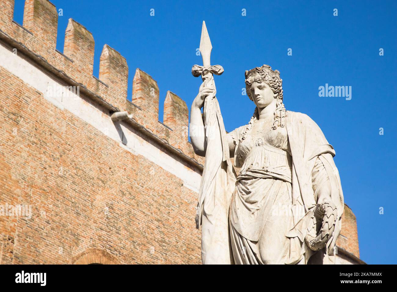 Treviso - monumento Statua Ai morti della Patria in Piazza Indipendenza e dietro il Palazzo dei Trecento al Centro storico di Treviso Stock Photo