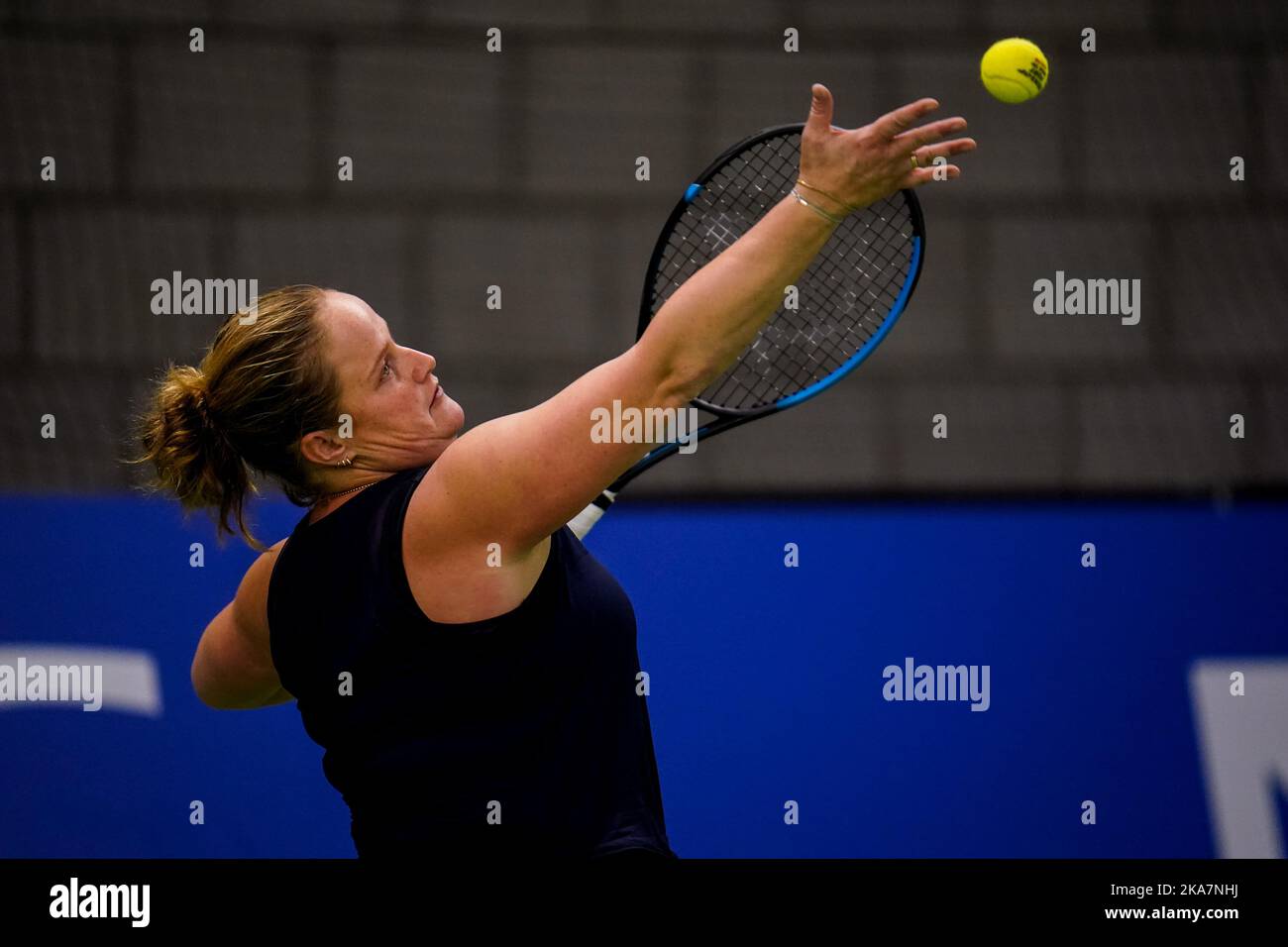 OSS, NETHERLANDS - NOVEMBER 1: Aniek van Koot of the Netherlands servers against Lucy Shuker of Great Britain during Day 3 of the 2022 ITF Wheelchair Tennis Masters at Sportcentrum de Rusheuvel on November 1, 2022 in Oss, Netherlands (Photo by Rene Nijhuis/Orange Pictures) Stock Photo