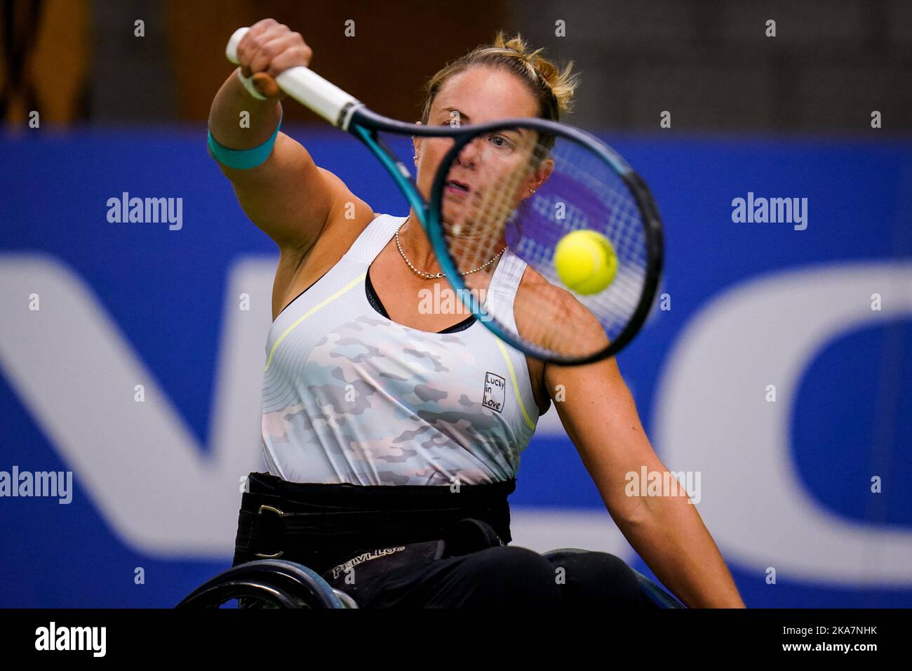 OSS, NETHERLANDS - NOVEMBER 1: Lucy Shuker of Great Britain plays a backhand in her match against Aniek van Koot of the Netherlands during Day 3 of the 2022 ITF Wheelchair Tennis Masters at Sportcentrum de Rusheuvel on November 1, 2022 in Oss, Netherlands (Photo by Rene Nijhuis/Orange Pictures) Stock Photo