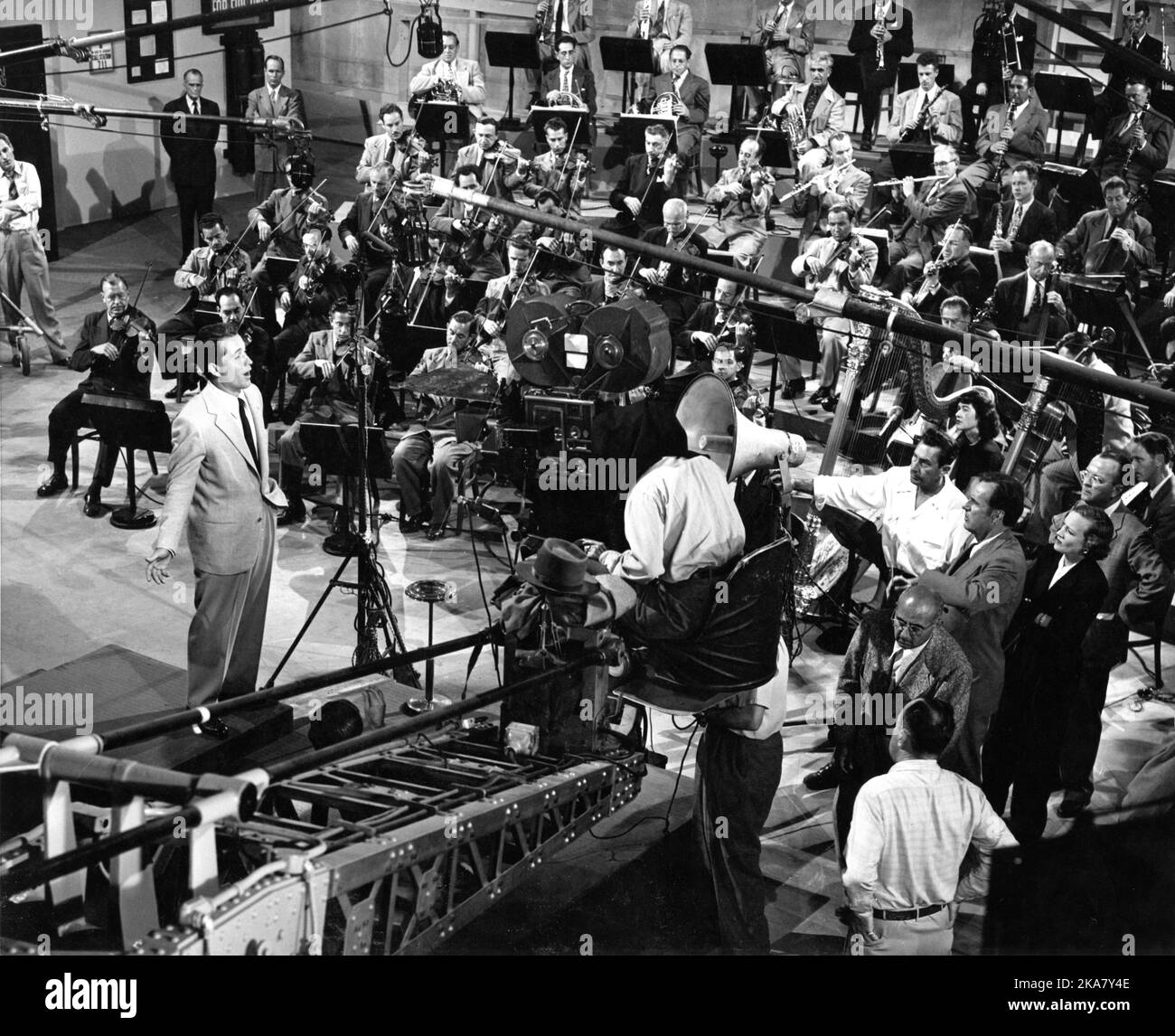 PERRY COMO on set candid singing ''Lover'' (music Richard Rodgers lyrics Lorenz Hart) to Technicolor Camera with MGM Studio Orchestra conducted by Lennie Hayton during production of WORDS AND MUSIC 1948 director NORMAN TAUROG directors of photography Charles Rosher and Harry Stradling Jr. producer Arthur Freed Metro Goldwyn Mayer Stock Photo