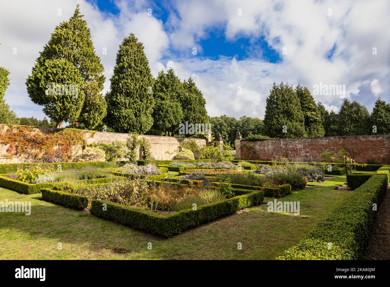 Small walled garden hi-res stock photography and images - Alamy