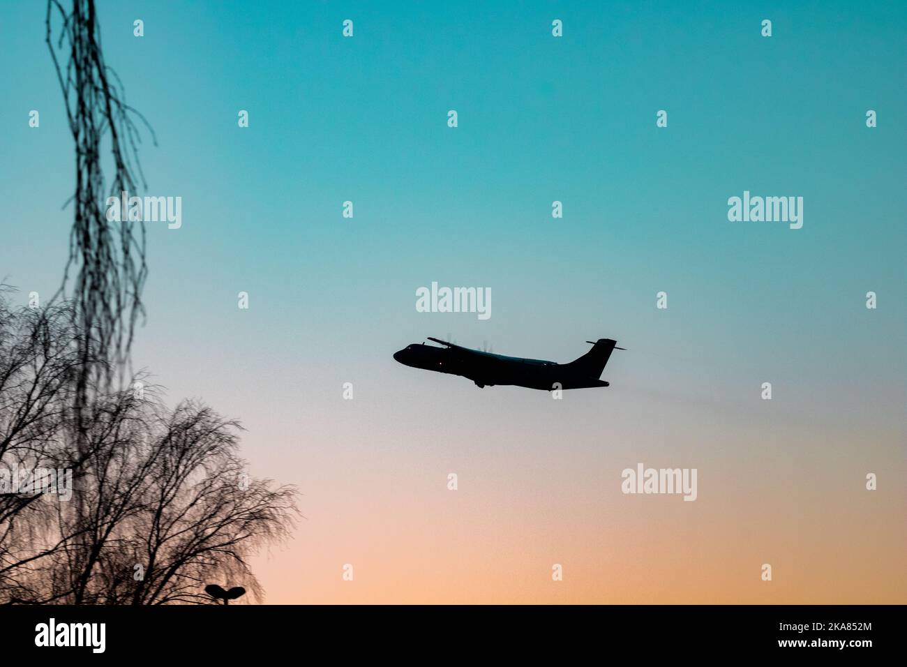 Plane flying into sun hi-res stock photography and images - Alamy