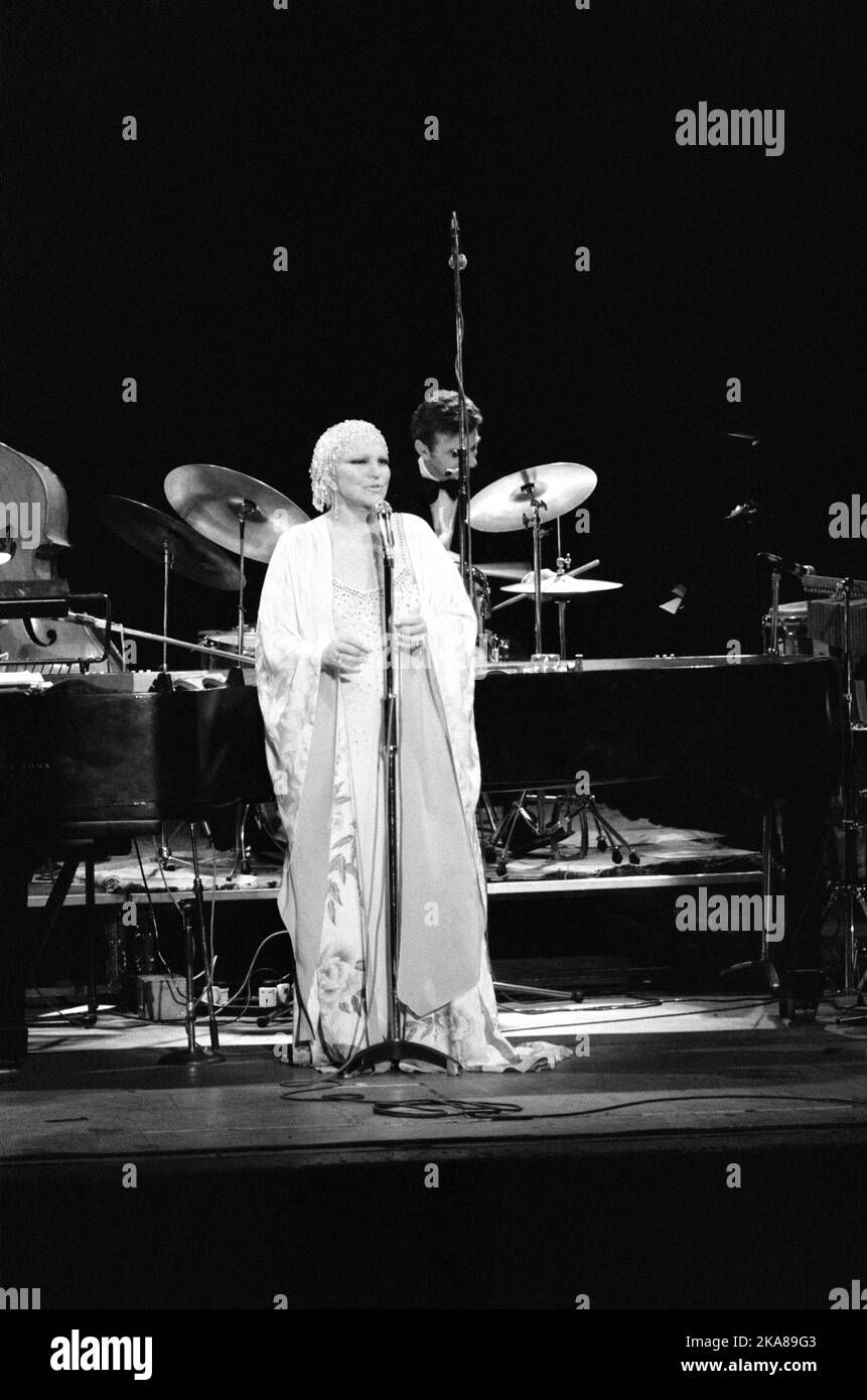 843513 PEGGY LEE with Allan Ganley October 1984 Lewsisham Concert Hall