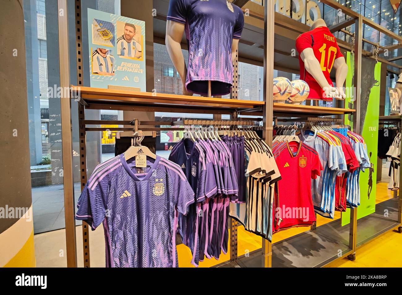 Adidas store china hi-res stock photography and images - Alamy