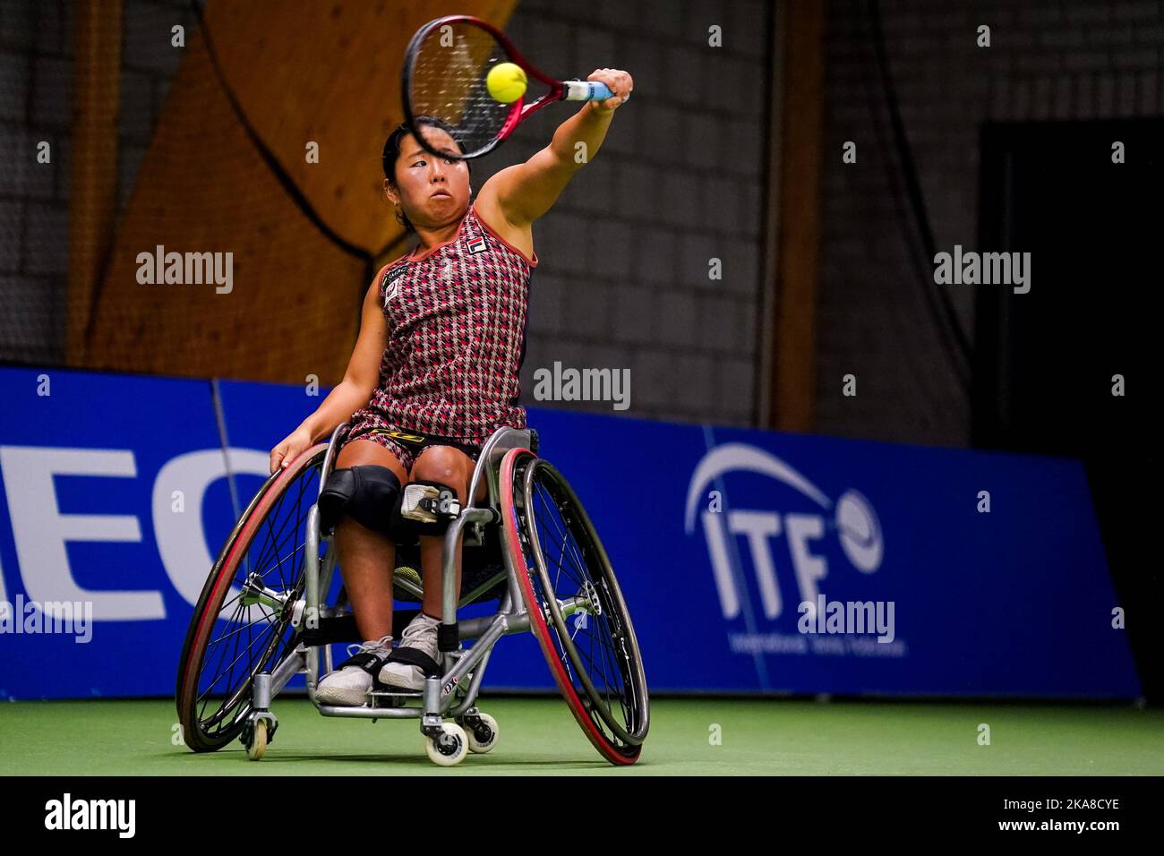 OSS, NETHERLANDS - NOVEMBER 1: Yui Kamiji of Japan plays a backhand in her match against Jiske Griffioen of the Netherlands during Day 3 of the 2022 ITF Wheelchair Tennis Masters at Sportcentrum de Rusheuvel on November 1, 2022 in Oss, Netherlands (Photo by Rene Nijhuis/Orange Pictures) Stock Photo