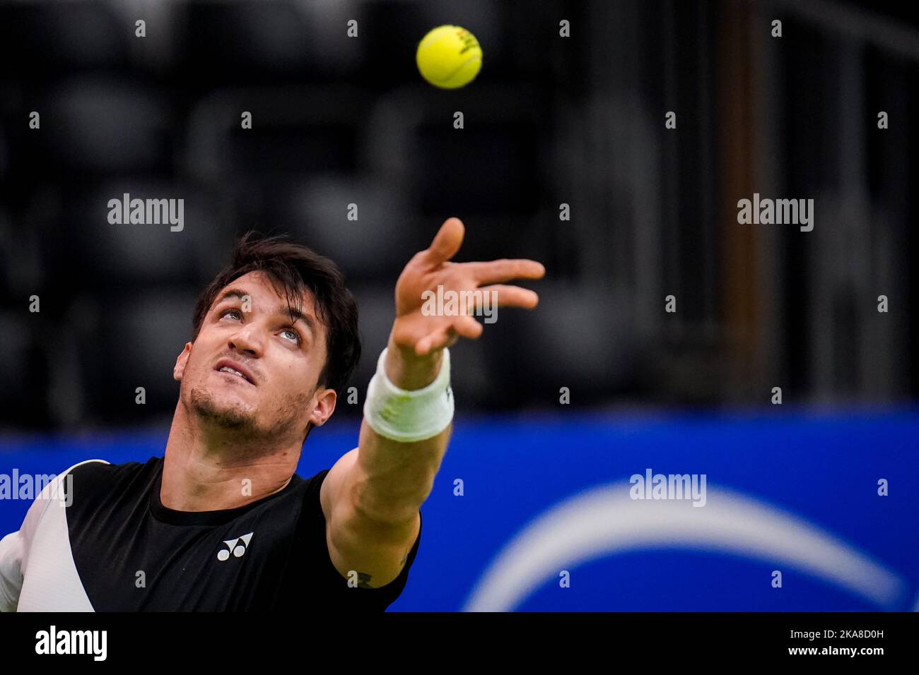 OSS, NETHERLANDS - NOVEMBER 1: Gustavo Fernandez of Argentina serves in his match against Joachim Gerard of Belgium during Day 3 of the 2022 ITF Wheelchair Tennis Masters at Sportcentrum de Rusheuvel on November 1, 2022 in Oss, Netherlands (Photo by Rene Nijhuis/Orange Pictures) Stock Photo