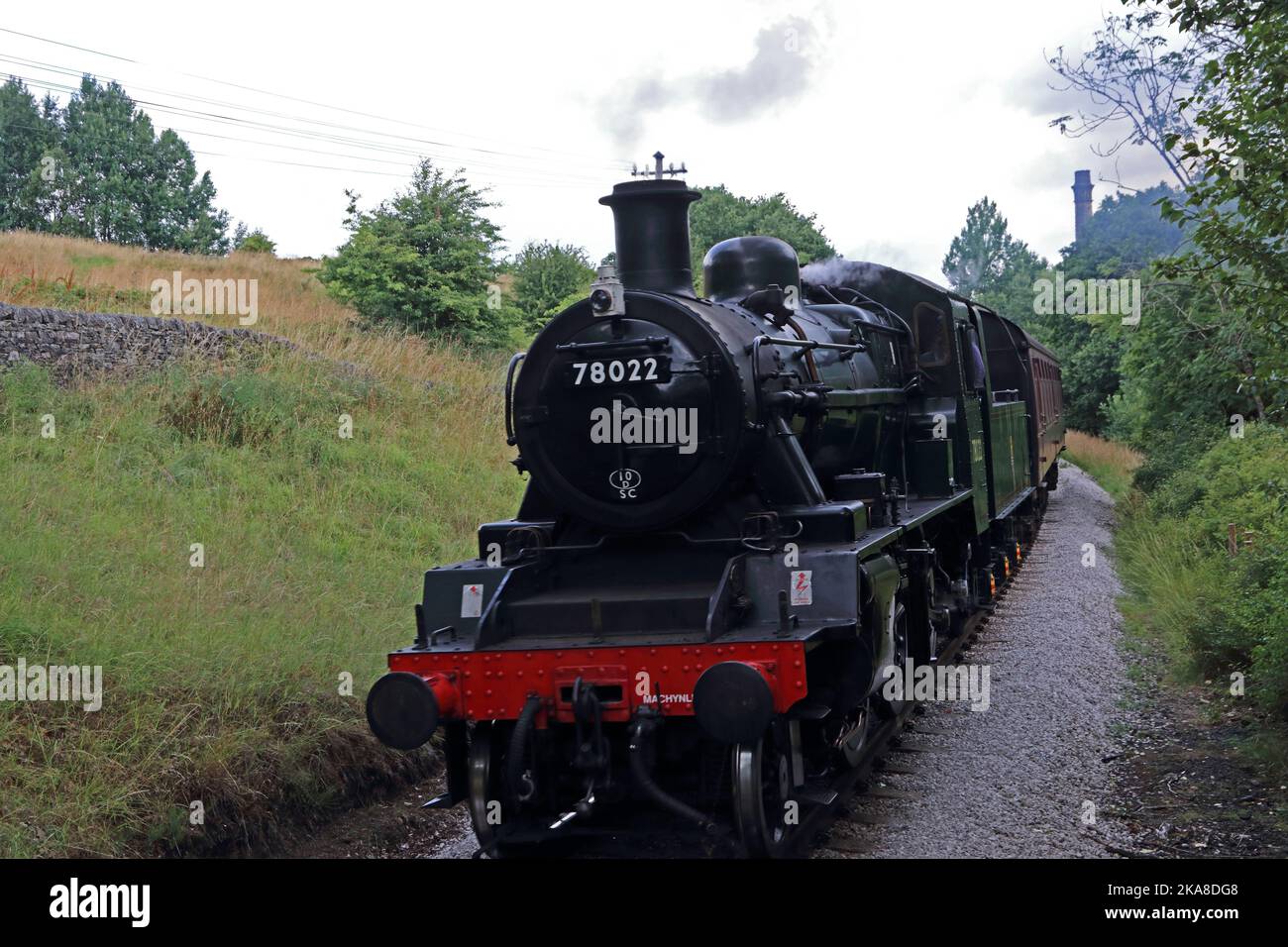 BR Standard Class 2MT 78022 approaching Haworth station on Keighley & Worth Valley Railway Stock Photo