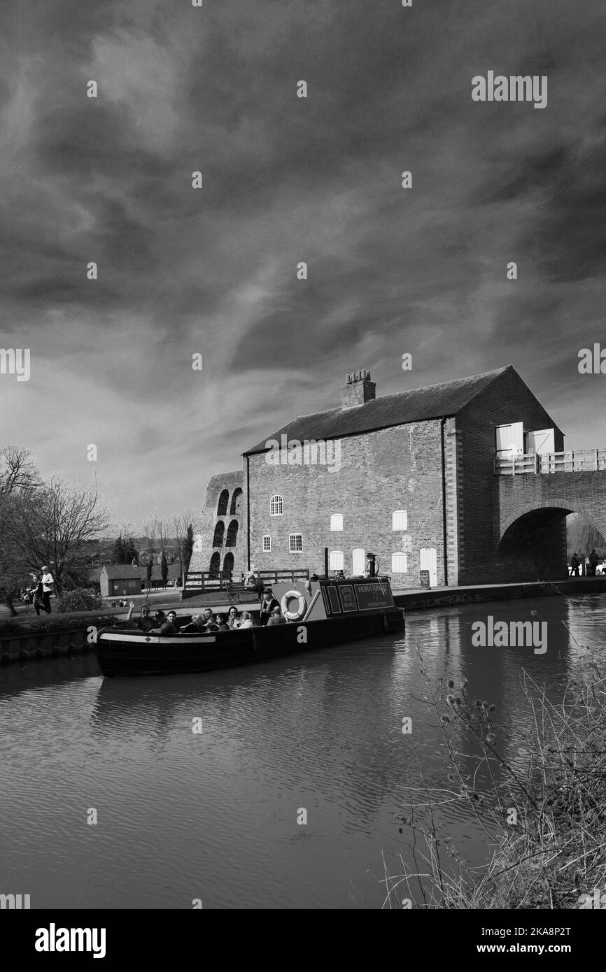 Preserved narrowboat Black and White Stock Photos & Images - Alamy