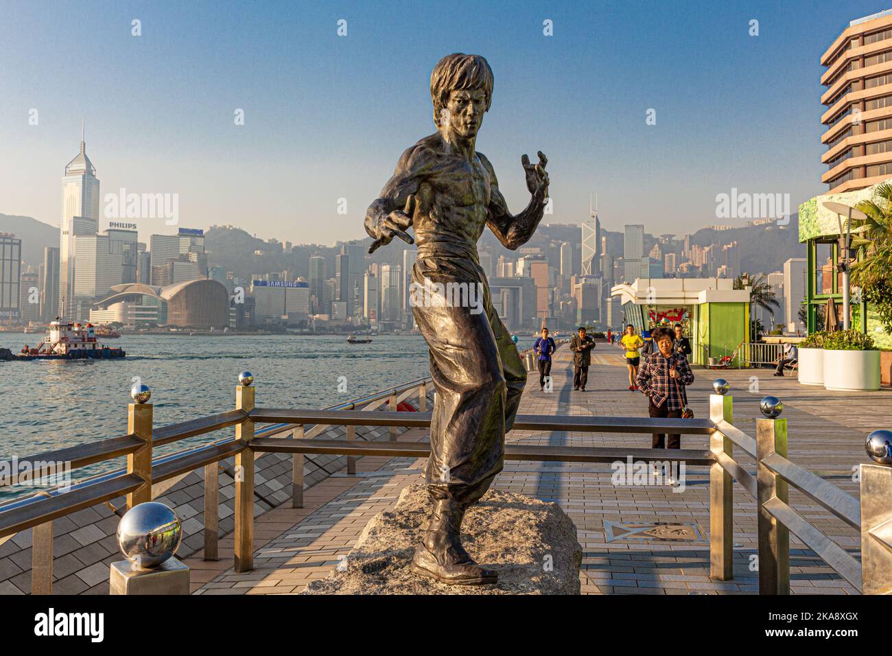 Bronze statue by Cao Chong-En of the iconic martial artist Bruce Lee, Lee Jun-fan, on the Avenue of Stars, Tsim Sha Tsui, Kowloon, Hong Kong, China Stock Photo
