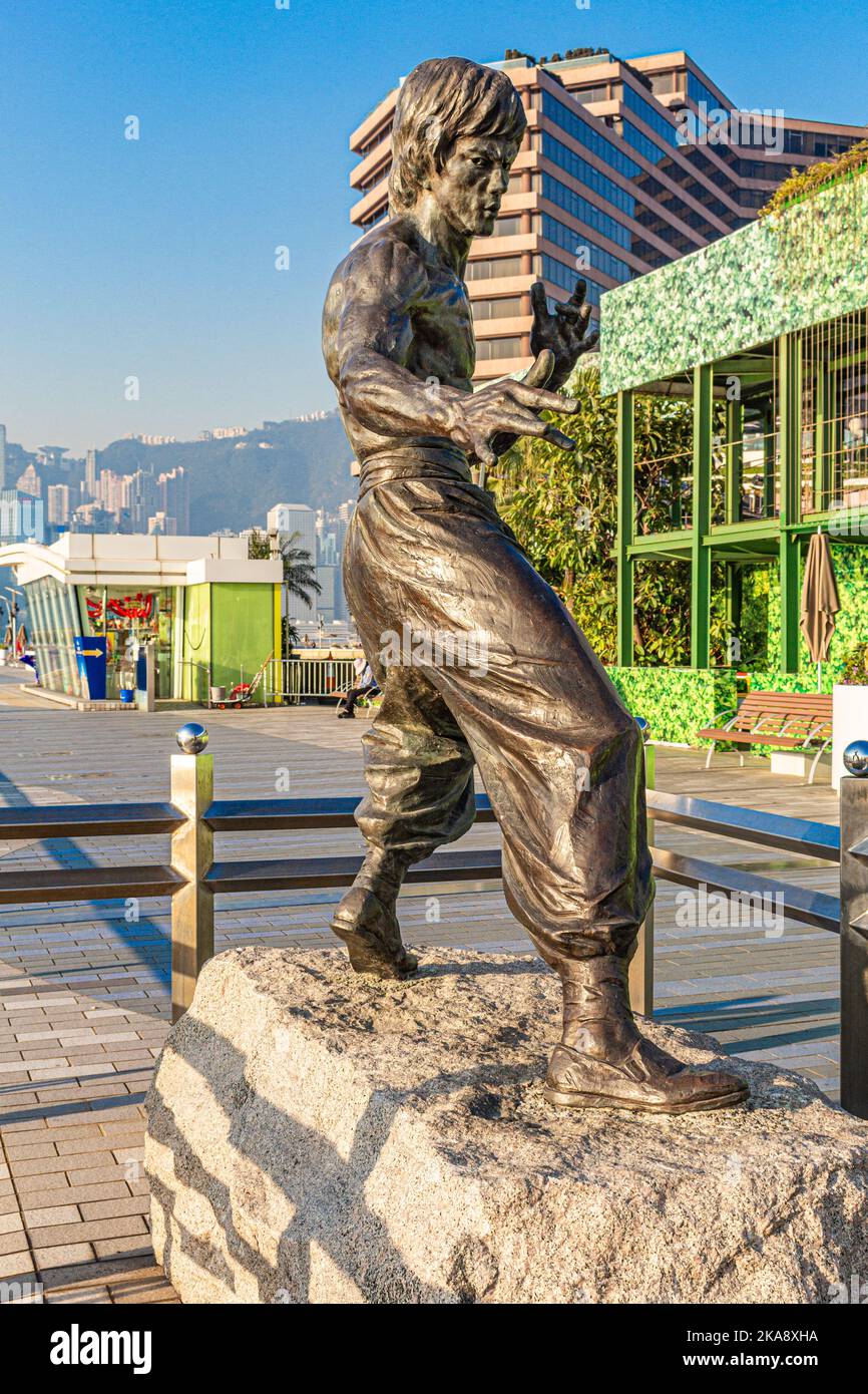 Bronze statue by Cao Chong-En of the iconic martial artist Bruce Lee, Lee Jun-fan, on the Avenue of Stars, Tsim Sha Tsui, Kowloon, Hong Kong, China Stock Photo