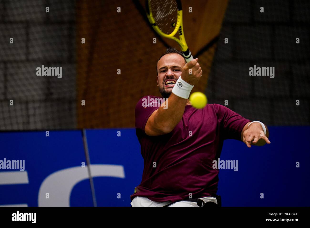 OSS, NETHERLANDS - NOVEMBER 1: Tom Egberink of the Netherlands plays a forehand in his match against Shingo Kunieda of Japan during Day 3 of the 2022 ITF Wheelchair Tennis Masters at Sportcentrum de Rusheuvel on November 1, 2022 in Oss, Netherlands (Photo by Rene Nijhuis/Orange Pictures) Stock Photo