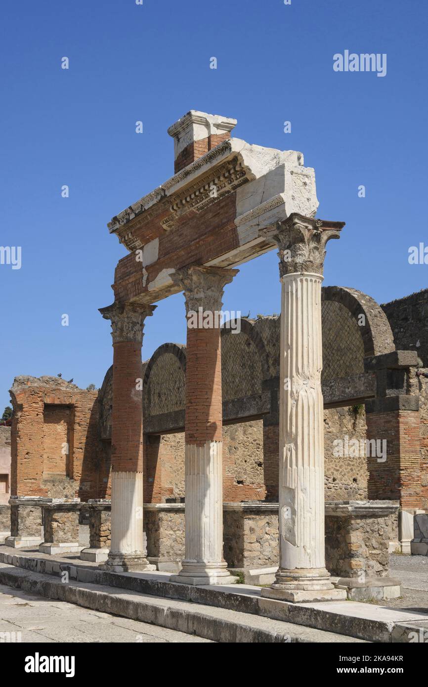 Ruins pompeii ancient roman hi-res stock photography and images - Alamy