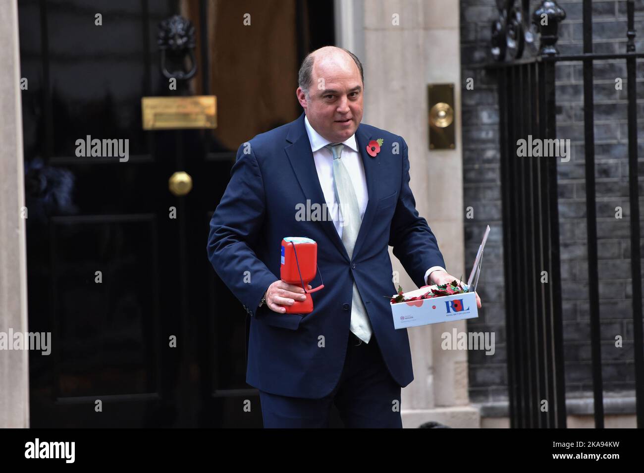 BEN WALLACE, Defense Secretary, at a cabinet meeting at 10 Downing Street, London. Secretary of State for Defense Ben Wallace offers poppies to the press as he leaves Downing Street No 10 after the weekly Cabinet Meeting. Stock Photo