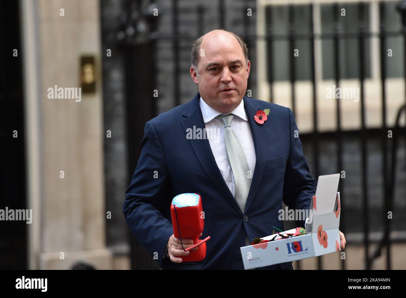 BEN WALLACE, Defense Secretary, at a cabinet meeting at 10 Downing Street, London. Secretary of State for Defense Ben Wallace offers poppies to the press as he leaves Downing Street No 10 after the weekly Cabinet Meeting. Stock Photo