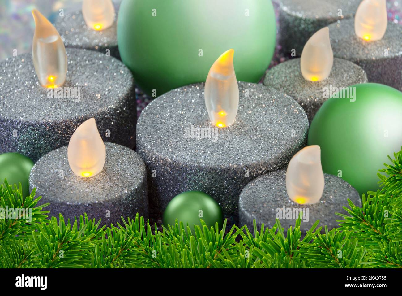 LED Kerzen Set mit grünem Weihnachtsschmuck und Tannenzweigen Stock Photo