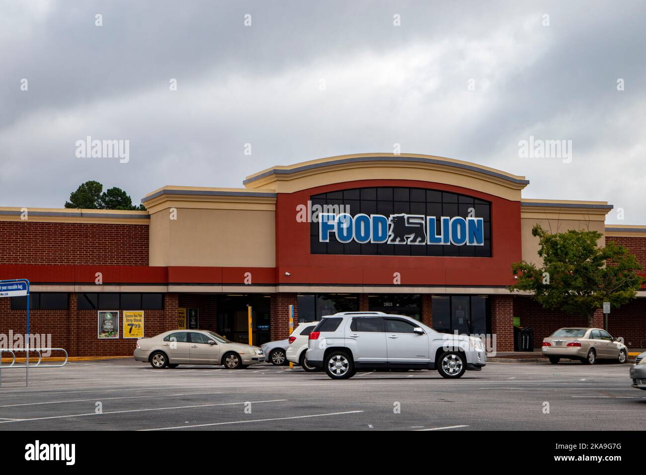 Augusta, Ga USA 07 19 21 Food Lion retail grocery store and parking