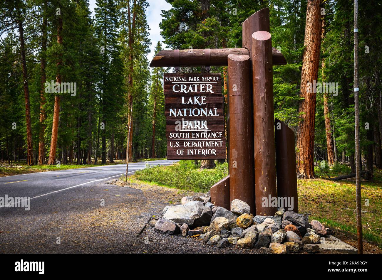 Welcome sign at the entrance to Crater Lake National Park in Oregon Stock Photo