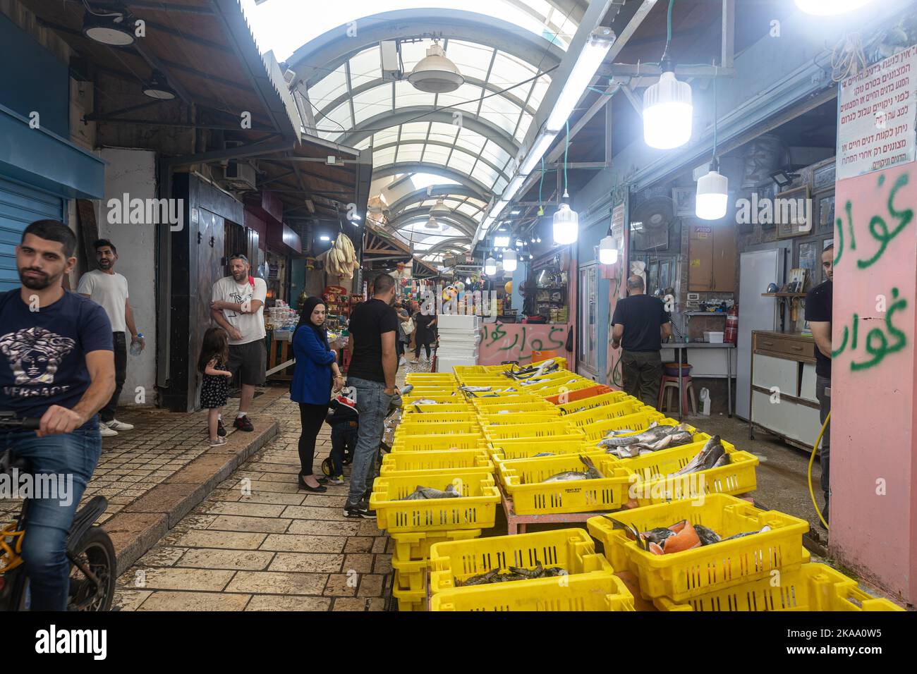 Acre, Israel - November 01, 2022, Fish market on a day off. Different varieties of fresh fish in boxes with ice. Sellers sell to buyers Stock Photo