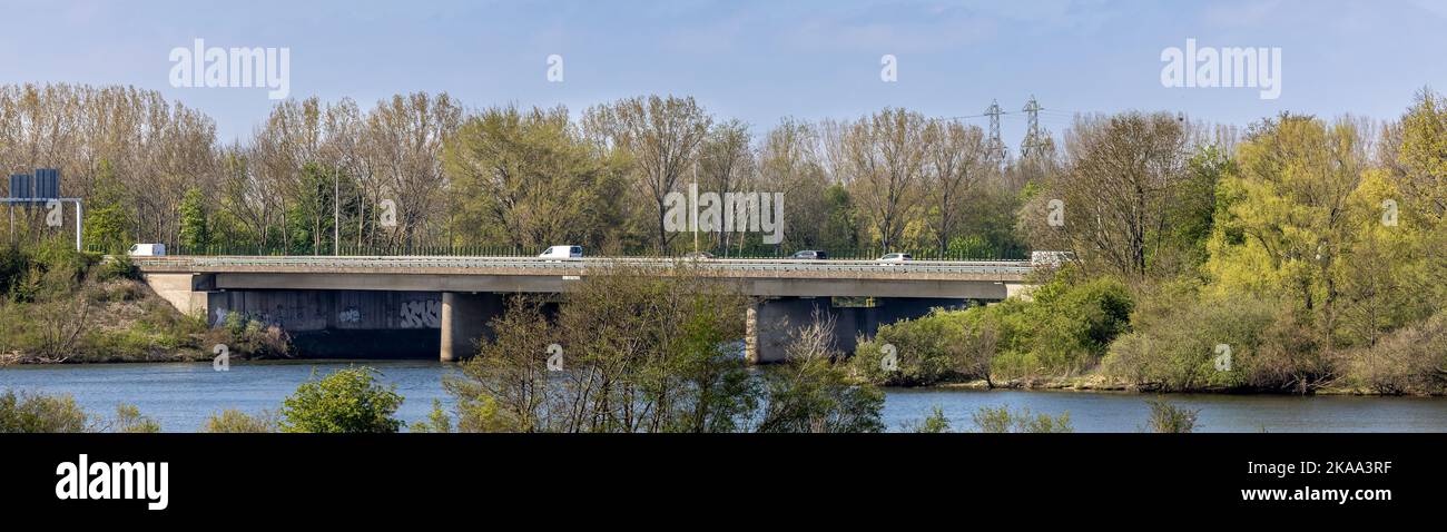 Urban city landscape bridge trees hi-res stock photography and images ...