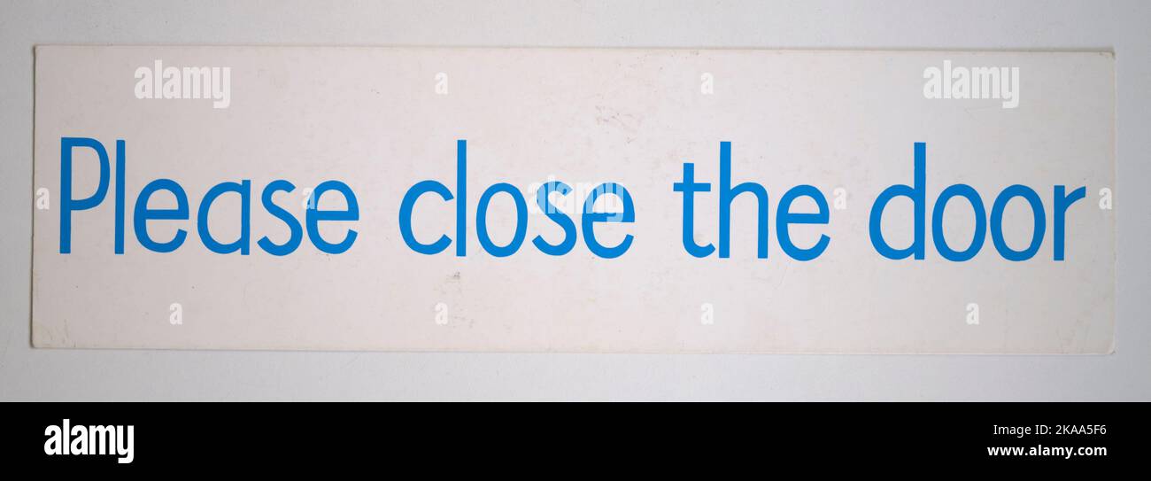 PLEASE CLOSE THE DOOR - A Vintage Shop or Office Display Card Notice Stock Photo