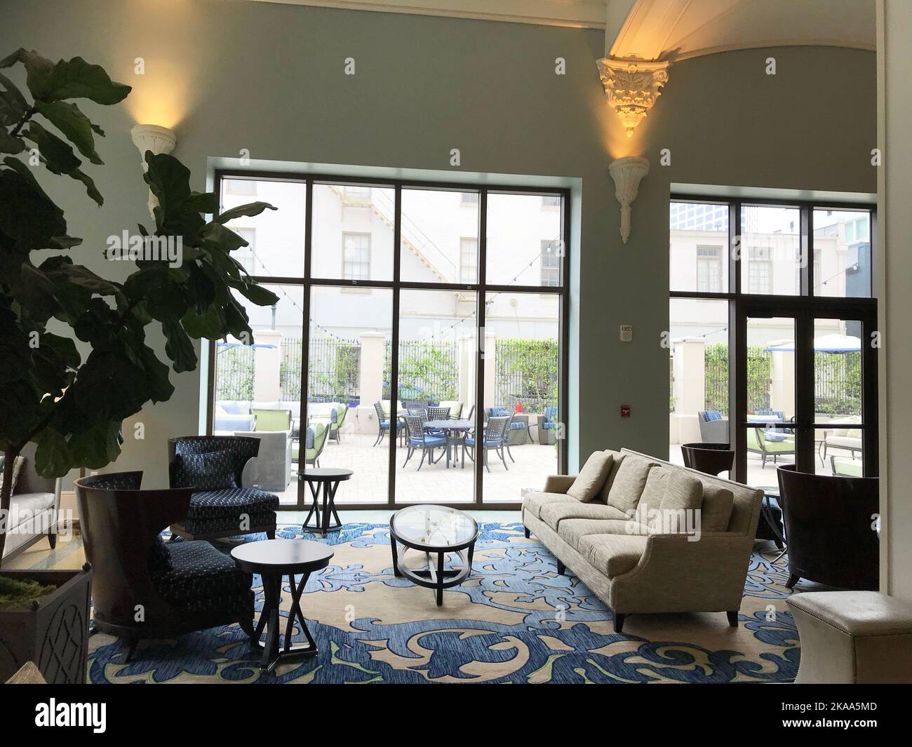 Luxury plant hotel lobby hi-res stock photography and images - Alamy
