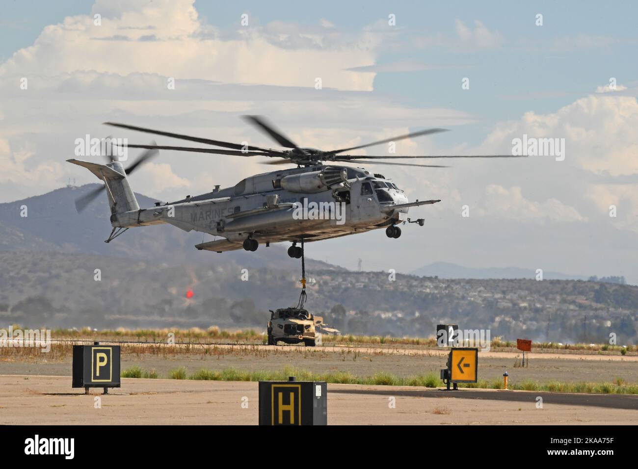USMC CH-53E Super Stallion helicopter drops off a vehicle aboard MCAS Miramar in San Diego, California Stock Photo