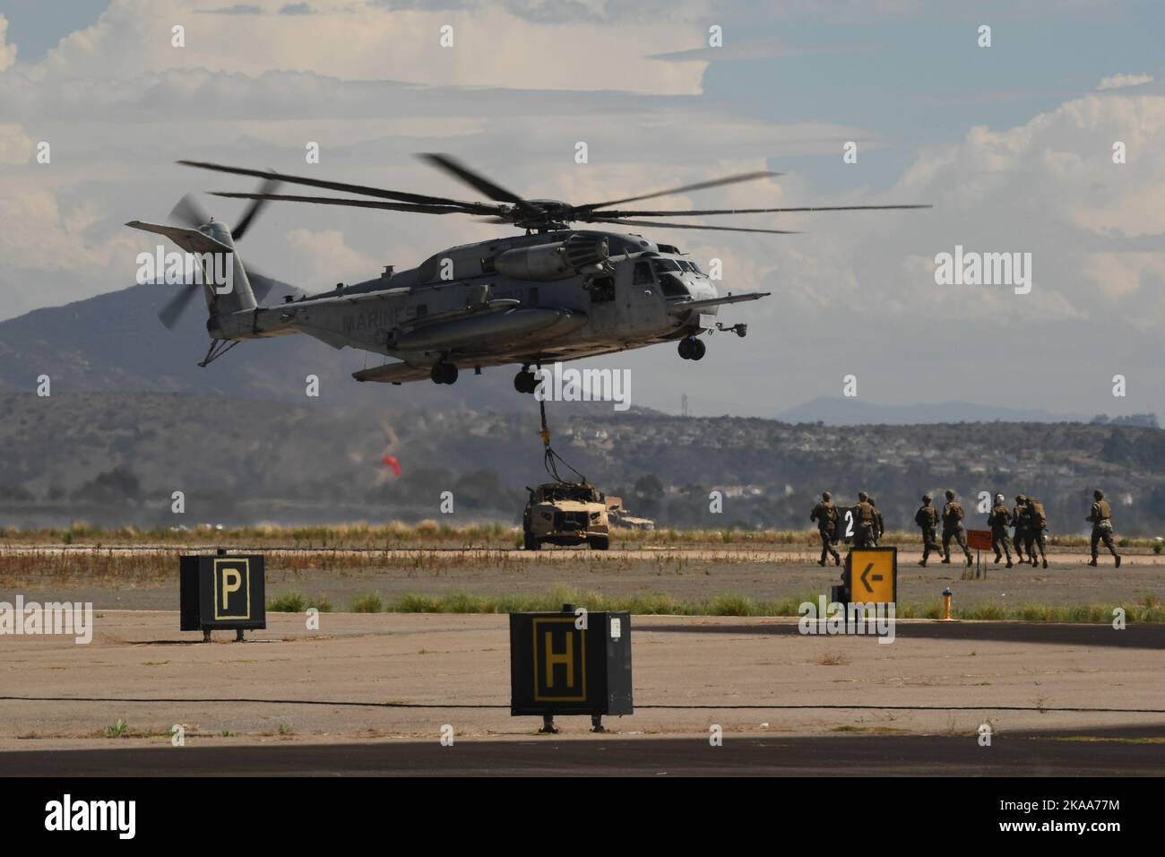 USMC CH-53E Super Stallion helicopter drops off a vehicle aboard MCAS Miramar in San Diego, California Stock Photo