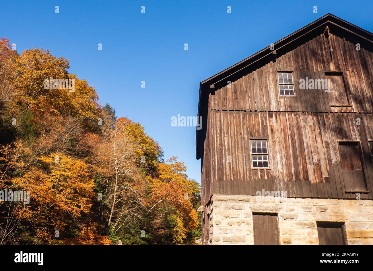Barn red new england home hi-res stock photography and images - Alamy