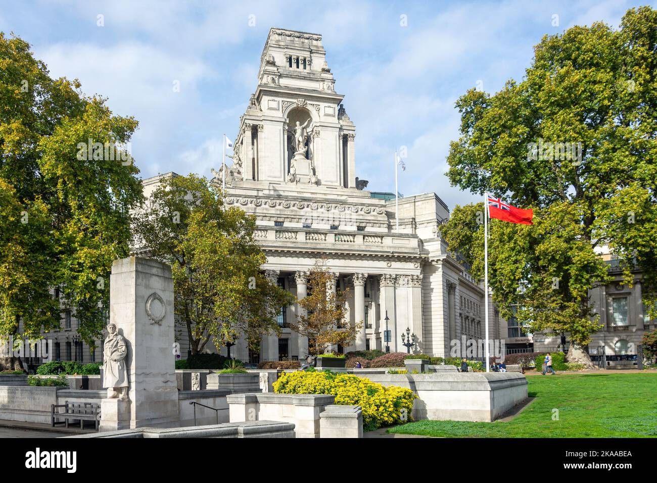 Four Seasons Hotel from Trinity Square Gardens, Tower Hill, London Borough of Tower Hamlets, Greater London, England, United Kingdom Stock Photo