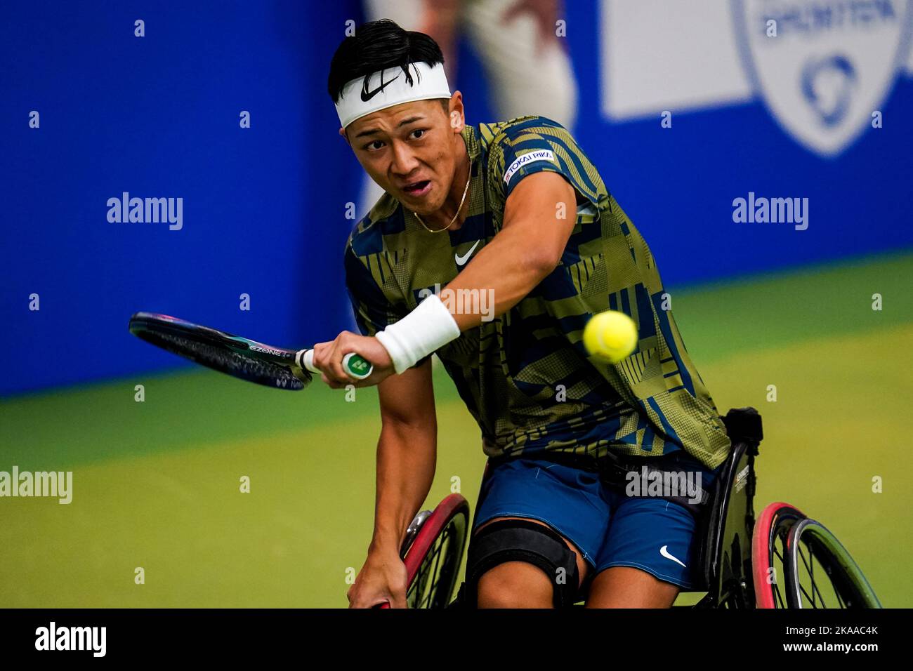 OSS, NETHERLANDS - NOVEMBER 1: Tokito Oda of Japan plays a backhand in his match against Alfie Hewett of Great Britain during Day 3 of the 2022 ITF Wheelchair Tennis Masters at Sportcentrum de Rusheuvel on November 1, 2022 in Oss, Netherlands (Photo by Rene Nijhuis/Orange Pictures) Stock Photo