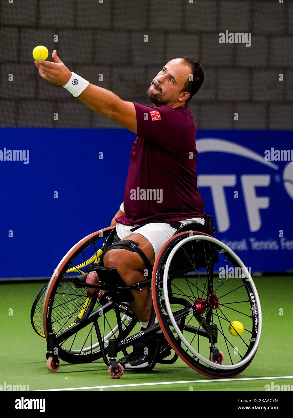 OSS, NETHERLANDS - NOVEMBER 1: Tom Egberink of the Netherlands serves in his match against Shingo Kunieda of Japan during Day 3 of the 2022 ITF Wheelchair Tennis Masters at Sportcentrum de Rusheuvel on November 1, 2022 in Oss, Netherlands (Photo by Rene Nijhuis/Orange Pictures) Stock Photo