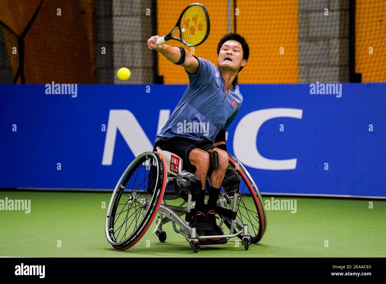 OSS, NETHERLANDS - NOVEMBER 1: Shingo Kunieda of Japan plays a backhand in his match against Tom Egberink of the Netherlands during Day 3 of the 2022 ITF Wheelchair Tennis Masters at Sportcentrum de Rusheuvel on November 1, 2022 in Oss, Netherlands (Photo by Rene Nijhuis/Orange Pictures) Stock Photo