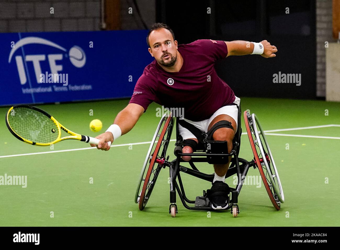 OSS, NETHERLANDS - NOVEMBER 1: Tom Egberink of the Netherlands plays a forehand in his match against Shingo Kunieda of Japan during Day 3 of the 2022 ITF Wheelchair Tennis Masters at Sportcentrum de Rusheuvel on November 1, 2022 in Oss, Netherlands (Photo by Rene Nijhuis/Orange Pictures) Stock Photo