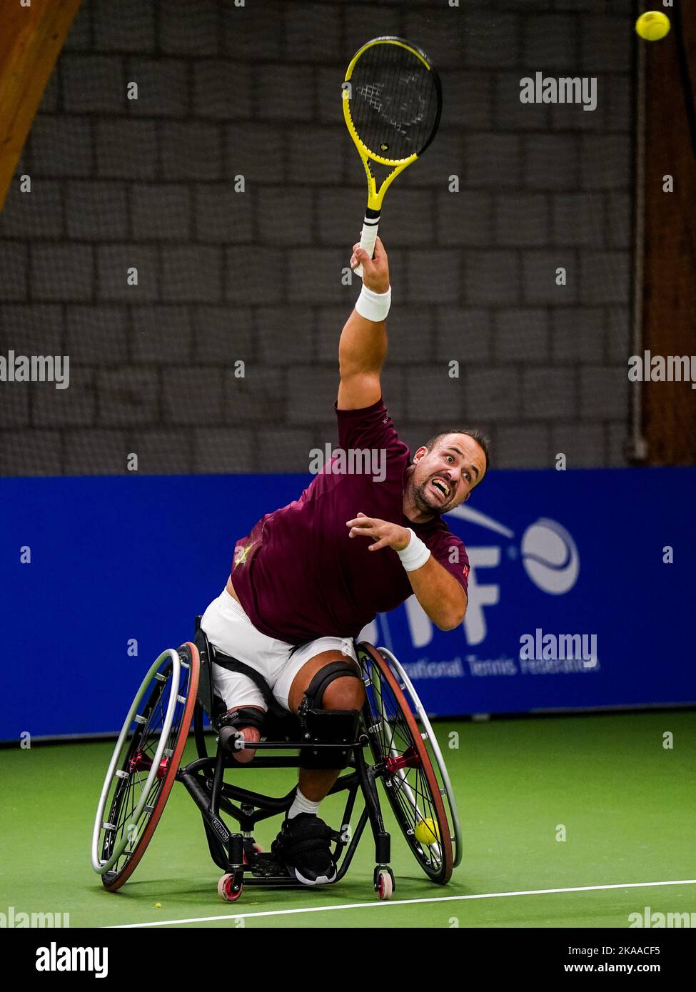 OSS, NETHERLANDS - NOVEMBER 1: Tom Egberink of the Netherlands serves in his match against Shingo Kunieda of Japan during Day 3 of the 2022 ITF Wheelchair Tennis Masters at Sportcentrum de Rusheuvel on November 1, 2022 in Oss, Netherlands (Photo by Rene Nijhuis/Orange Pictures) Stock Photo