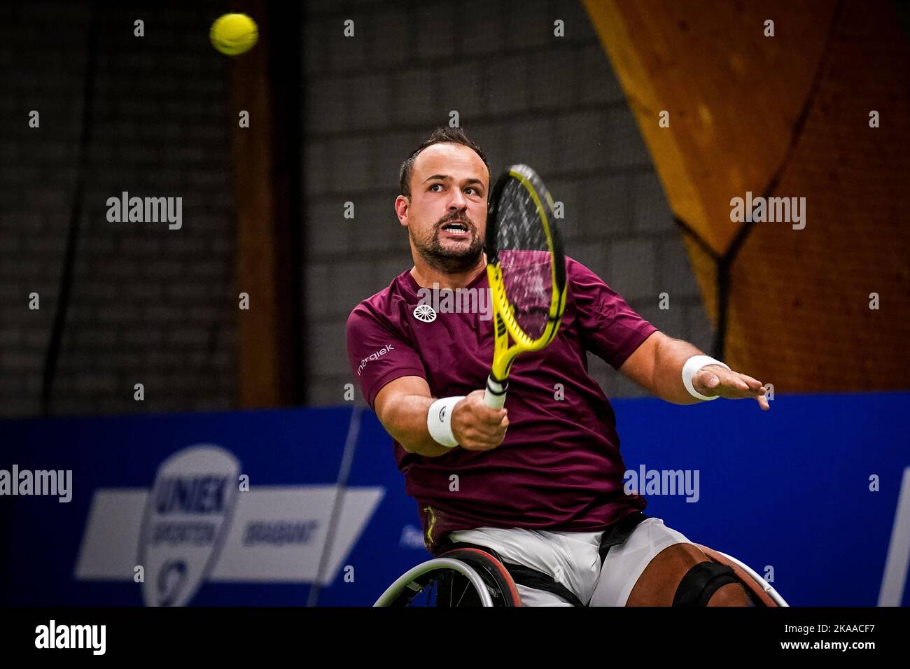 OSS, NETHERLANDS - NOVEMBER 1: Tom Egberink of the Netherlands plays a backhand in his match against Shingo Kunieda of Japan during Day 3 of the 2022 ITF Wheelchair Tennis Masters at Sportcentrum de Rusheuvel on November 1, 2022 in Oss, Netherlands (Photo by Rene Nijhuis/Orange Pictures) Stock Photo