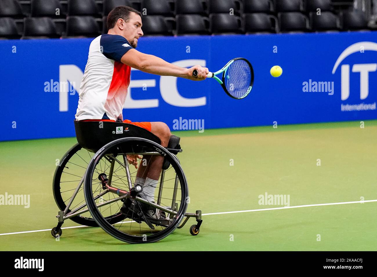 OSS, NETHERLANDS - NOVEMBER 1: Joachim Gerard of Belgium plays a backhand in his men's singles match against Gustavo Fernandez of Argentina during Day 3 of the 2022 ITF Wheelchair Tennis Masters at Sportcentrum de Rusheuvel on November 1, 2022 in Oss, Netherlands (Photo by Rene Nijhuis/Orange Pictures) Stock Photo