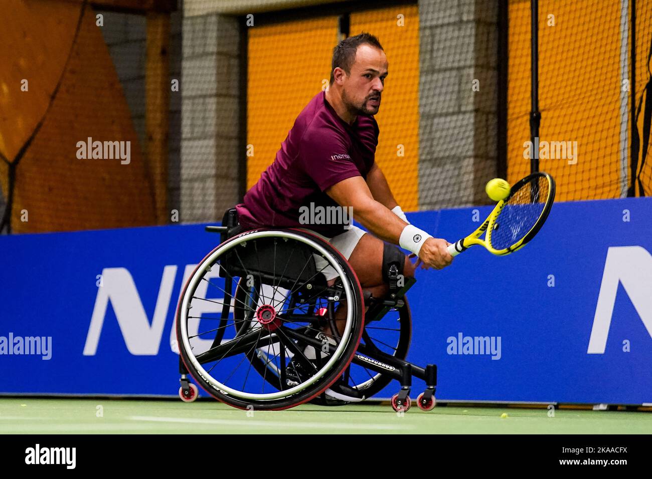 OSS, NETHERLANDS - NOVEMBER 1: Tom Egberink of the Netherlands plays a backhand in his match against Shingo Kunieda of Japan during Day 3 of the 2022 ITF Wheelchair Tennis Masters at Sportcentrum de Rusheuvel on November 1, 2022 in Oss, Netherlands (Photo by Rene Nijhuis/Orange Pictures) Stock Photo
