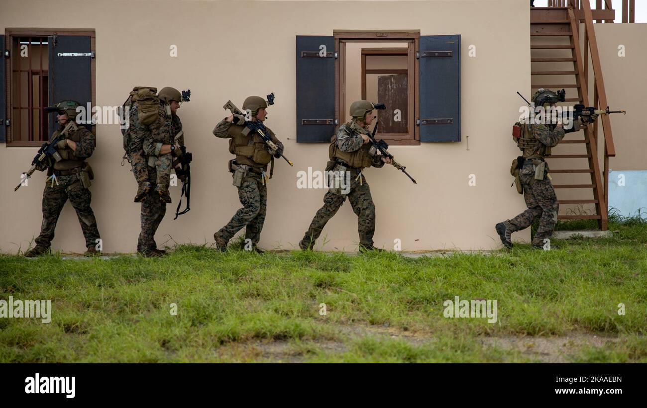 U.S. Marines with 2d Reconnaissance Battalion, 2d Marine Division, conduct a movement with a simulated casualty during military operations in urban terrain training as part of Exercise Tres Kolos in Savaneta, Aruba, Oct. 24, 2022. This exercise promotes partnerships, shares knowledge, and enhances interoperability between the forces in order to strengthen our common defense, foster stability and defeat threats. (U.S. Marine Corps photo by Lance Cpl. Deja Thomas) Stock Photo